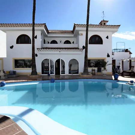 Large With Huge Private Pool, Jacuzzi, & Gym
