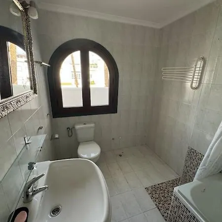 Large With Huge Private Pool, Jacuzzi, & Gym