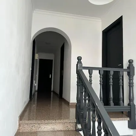 Large With Huge Private Pool, Jacuzzi, & Gym