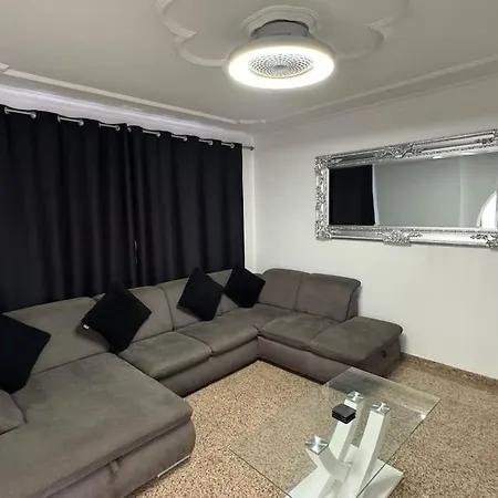 Large With Huge Private Pool, Jacuzzi, & Gym Villa *