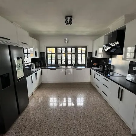 Large With Huge Private Pool, Jacuzzi, & Gym *