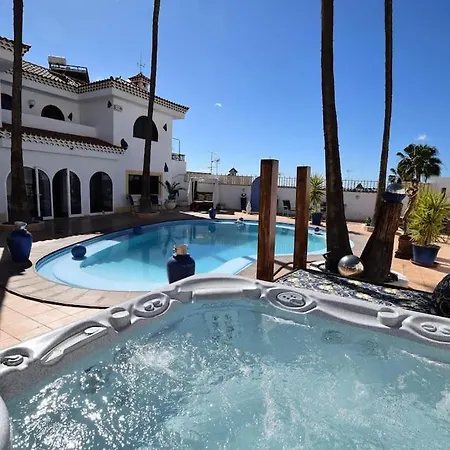 Large With Huge Private Pool, Jacuzzi, & Gym Villa