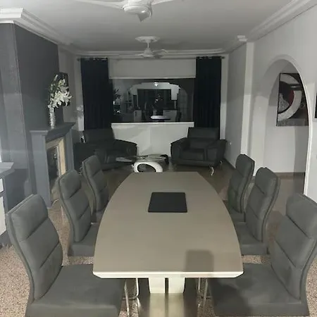 Villa Large With Huge Private Pool, Jacuzzi, & Gym *