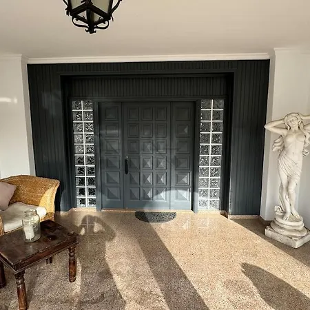 Large With Huge Private Pool, Jacuzzi, & Gym