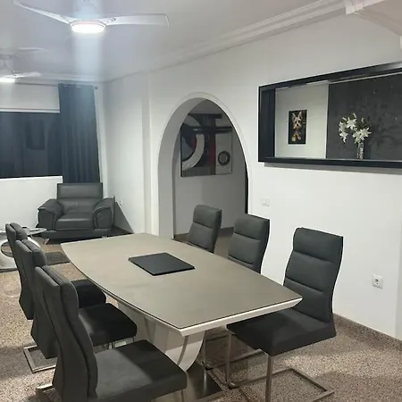 Large With Huge Private Pool, Jacuzzi, & Gym *