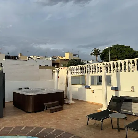 Large With Huge Private Pool, Jacuzzi, & Gym Villa *