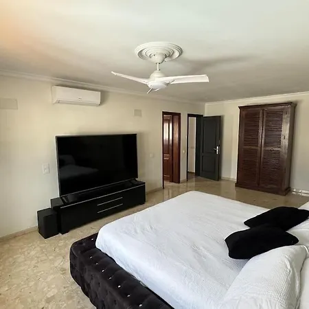 Large With Huge Private Pool, Jacuzzi, & Gym * San Bartolome de Tirajana (Gran Canaria)