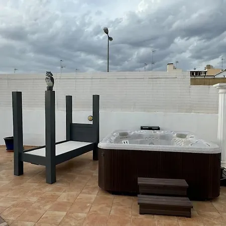 Large With Huge Private Pool, Jacuzzi, & Gym Villa