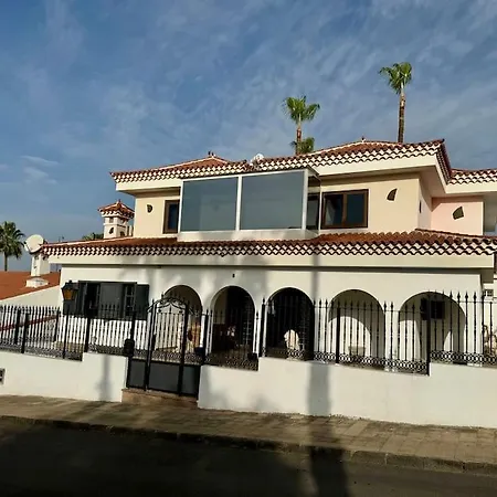 Villa Large With Huge Private Pool, Jacuzzi, & Gym *