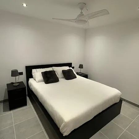 Large With Huge Private Pool, Jacuzzi, & Gym