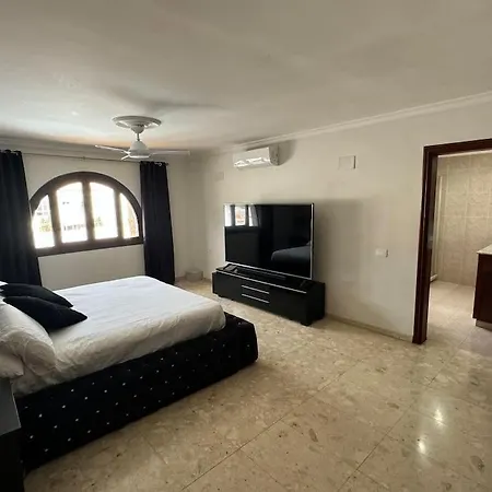Villa Large With Huge Private Pool, Jacuzzi, & Gym