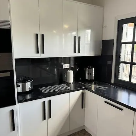 Large With Huge Private Pool, Jacuzzi, & Gym *