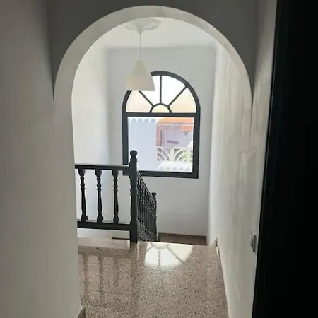 Large With Huge Private Pool, Jacuzzi, & Gym Villa *