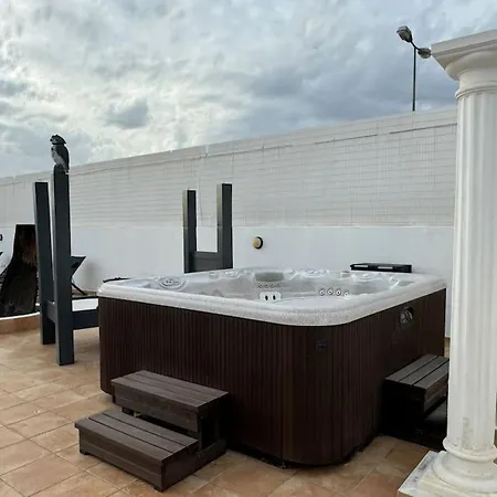 Large With Huge Private Pool, Jacuzzi, & Gym *