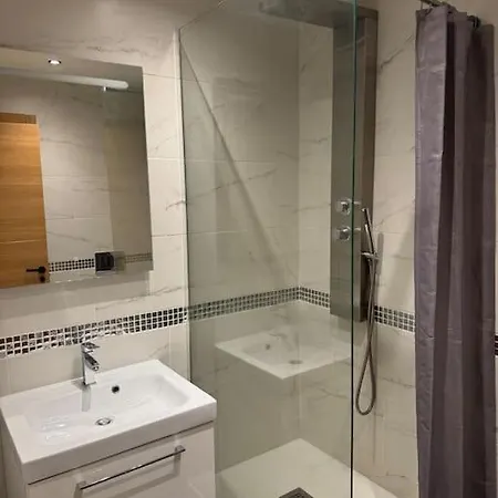 Villa Large With Huge Private Pool, Jacuzzi, & Gym *