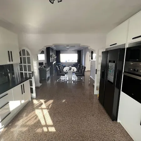 Large With Huge Private Pool, Jacuzzi, & Gym *
