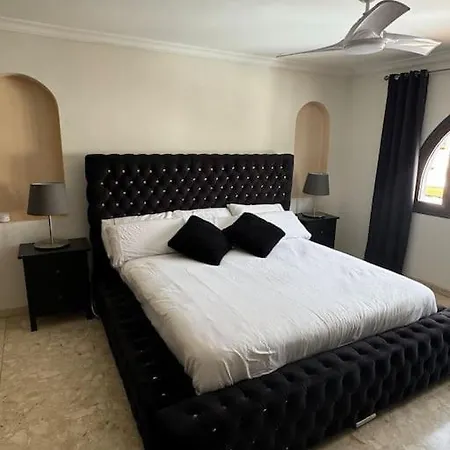 Large With Huge Private Pool, Jacuzzi, & Gym