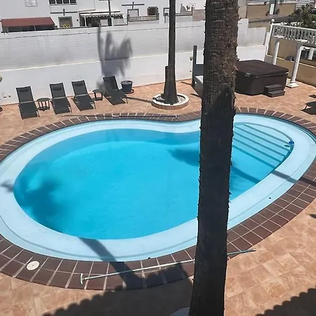 Large With Huge Private Pool, Jacuzzi, & Gym Villa