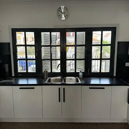 Large With Huge Private Pool, Jacuzzi, & Gym *