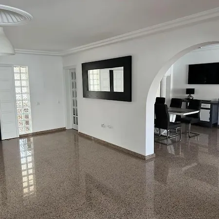 Large With Huge Private Pool, Jacuzzi, & Gym