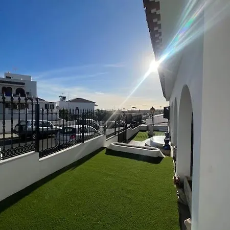 Large With Huge Private Pool, Jacuzzi, & Gym *