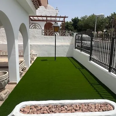 Large With Huge Private Pool, Jacuzzi, & Gym *