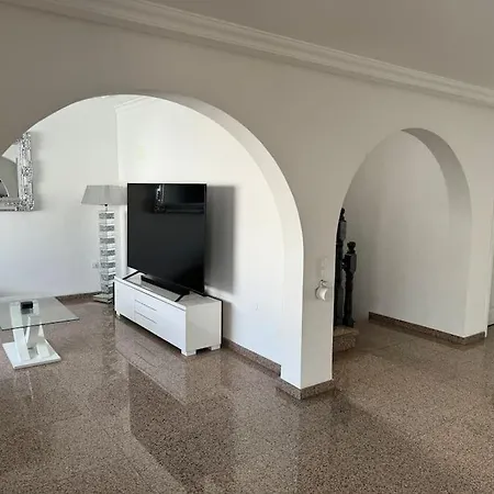 Large With Huge Private Pool, Jacuzzi, & Gym Villa San Bartolome de Tirajana (Gran Canaria)