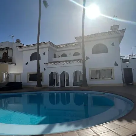 Large With Huge Private Pool, Jacuzzi, & Gym Villa