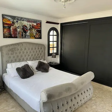 Large With Huge Private Pool, Jacuzzi, & Gym Villa