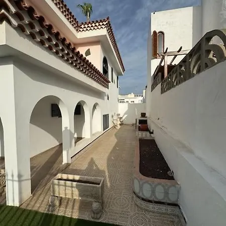 Villa Large With Huge Private Pool, Jacuzzi, & Gym *
