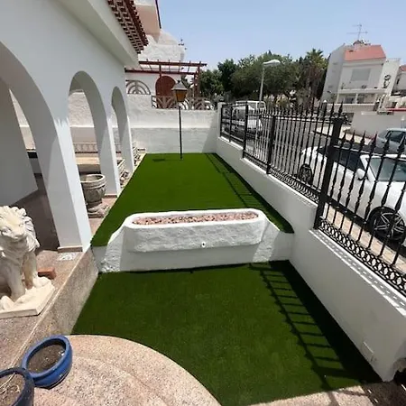 Large With Huge Private Pool, Jacuzzi, & Gym *