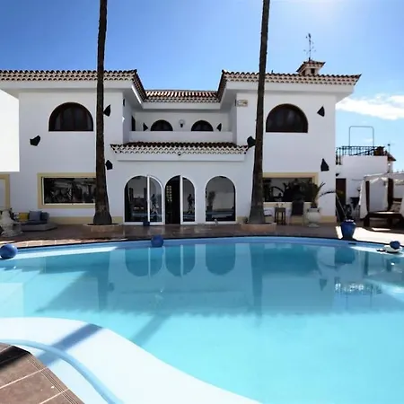 Villa Large With Huge Private Pool, Jacuzzi, & Gym
